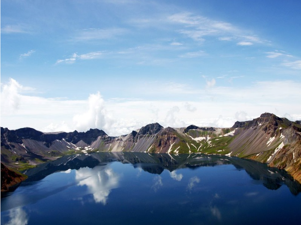 Bí ẩn hồ Thiên Trì bao quanh toàn núi, không có nguồn nước chảy vào, trữ lượng 2 tỷ tấn - Ảnh 1.