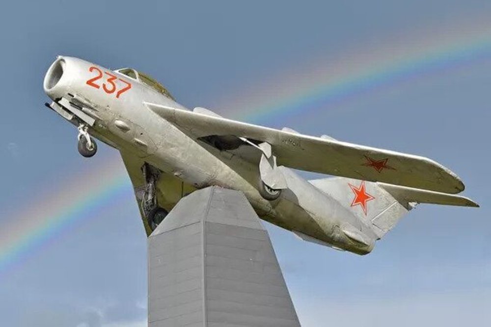 Máy bay chiến đấu MiG-17: Tiêm kích huyền thoại của Nga chuyên tìm diệt oanh tạc cơ Mỹ - Ảnh 2.