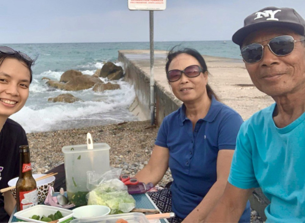 Bát canh mồng tơi trên bãi biển nước Pháp và chuyện domino lòng tốt từ cô du học sinh Việt - Ảnh 5.