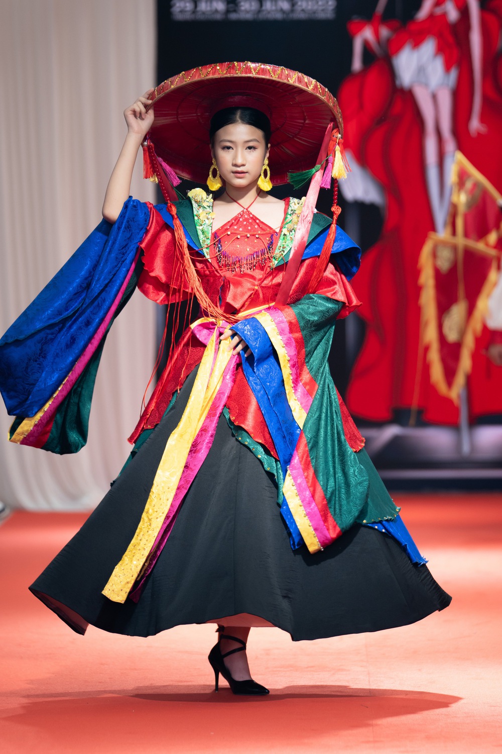 NTK Đắc Ngọc cùng dàn mẫu nhí nổi bật tại sàn diễn thời trang Thái Lan - Ảnh 4.