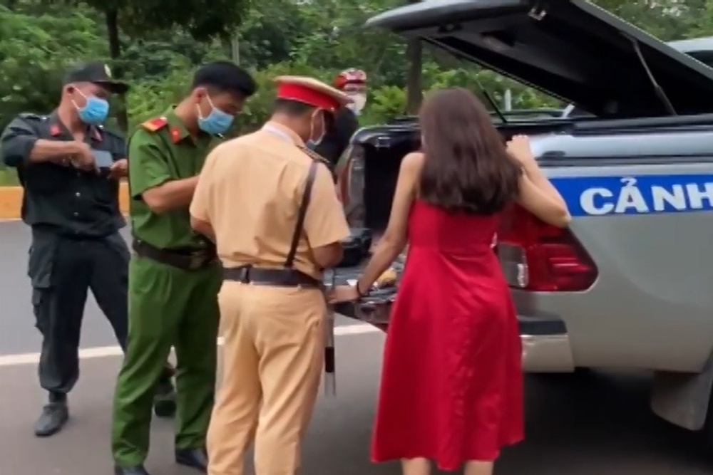 Nữ tài xế ở Bình Phước bỏ chạy sau tai nạn, người dân truy đuổi, dùng cây gỗ chặn đầu xe - Ảnh 4.