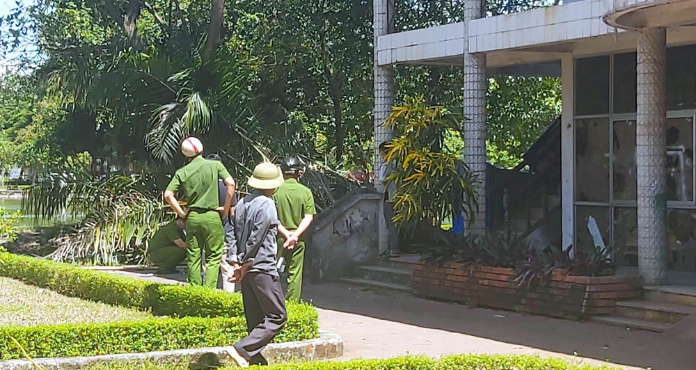 Ngồi nghỉ mát trong công viên, cụ ông bị cây cọ dừa đổ đè tử vong - Ảnh 1.