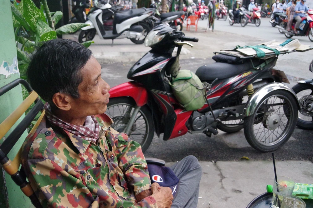 Người đàn ông bị liệt vẫn miệt mài làm shipper ở Sài Gòn: Tôi không muốn vừa tàn vừa phế - Ảnh 5.