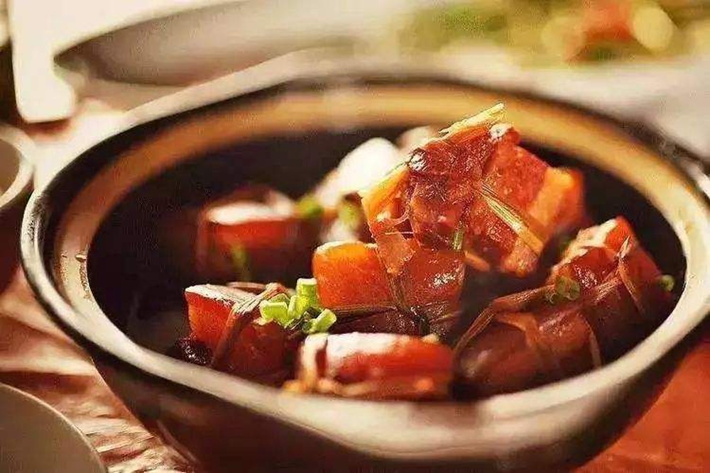 Khám phá nguồn gốc đặc biệt của món thịt kho Đông Pha trứ danh khiến du khách “say đắm” - Ảnh 3.