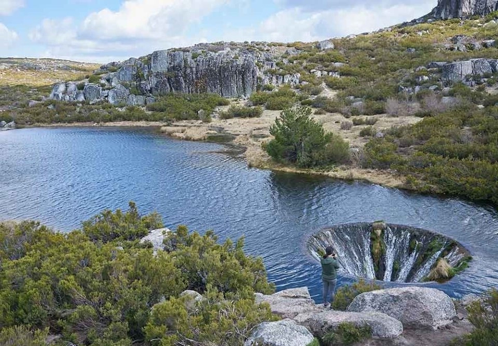 Lý giải bí ẩn về đường đến địa ngục giữa lòng hồ Laca Serra da Estrela ở Bồ Đào Nha - Ảnh 3.