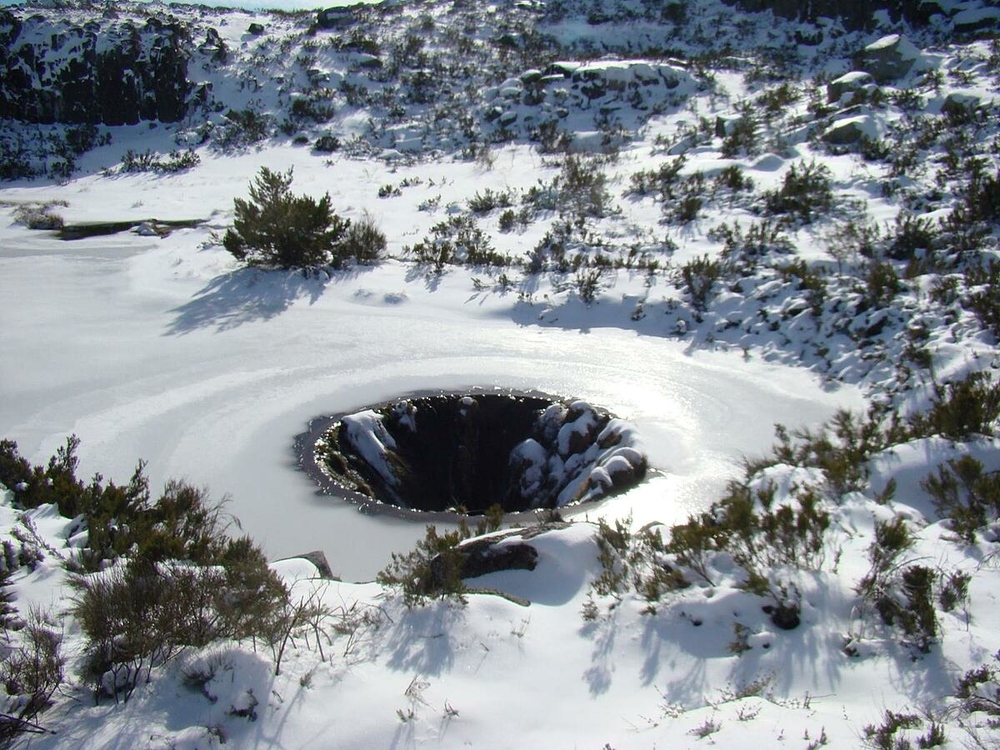 Lý giải bí ẩn về đường đến địa ngục giữa lòng hồ Laca Serra da Estrela ở Bồ Đào Nha - Ảnh 4.