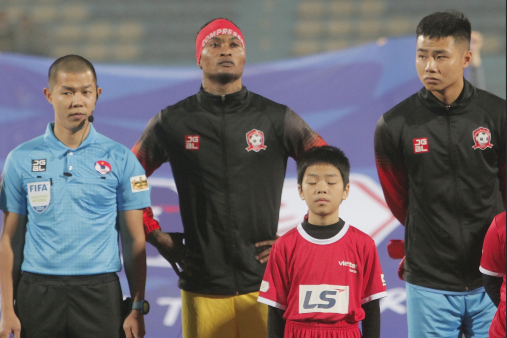 V.League: Cầu thủ Nhật bị thanh lý sau 3 ngày; Vua phá lưới giải Campuchia có cái kết buồn - Ảnh 3.