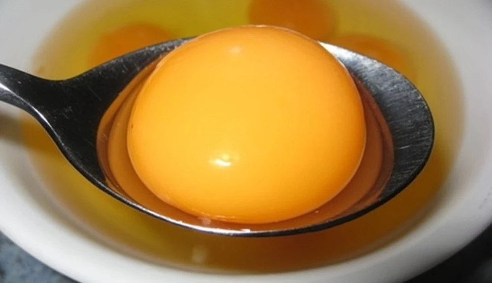 Lòng đỏ trứng màu cam có tốt hơn màu vàng? Chuyên gia giải mã điều nhiều người lầm tưởng - Ảnh 1.