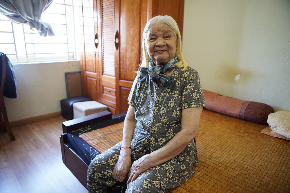 Cụ bà 93 tuổi hiến mái tóc quý như vàng cho bệnh nhân ung thư - Ảnh 3.