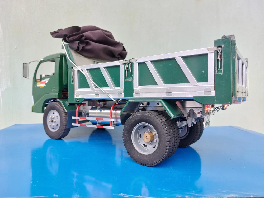 9X bỏ việc ở nhà tự chế tạo mô hình xe tải điều khiển từ xa bằng nhựa tái chế - Ảnh 2.