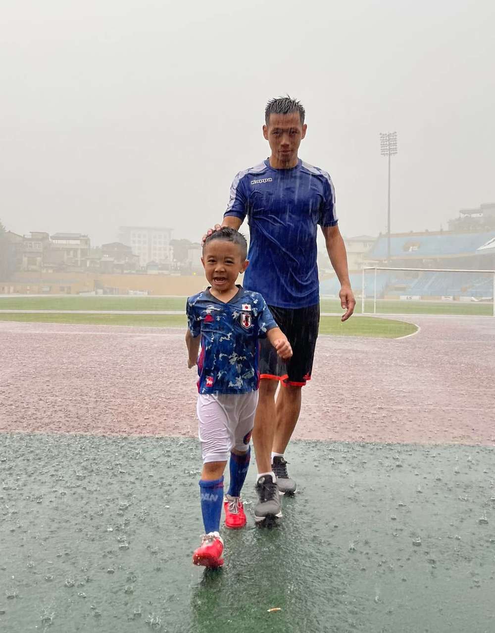 Hậu phương vững chắc của Văn Quyết: Xinh đẹp, tài giỏi lại còn là... con gái Chủ tịch! - Ảnh 2.