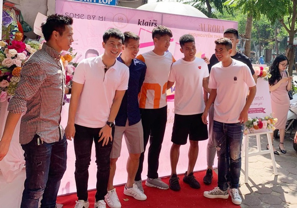 Hậu phương vững chắc của Văn Quyết: Xinh đẹp, tài giỏi lại còn là... con gái Chủ tịch! - Ảnh 8.