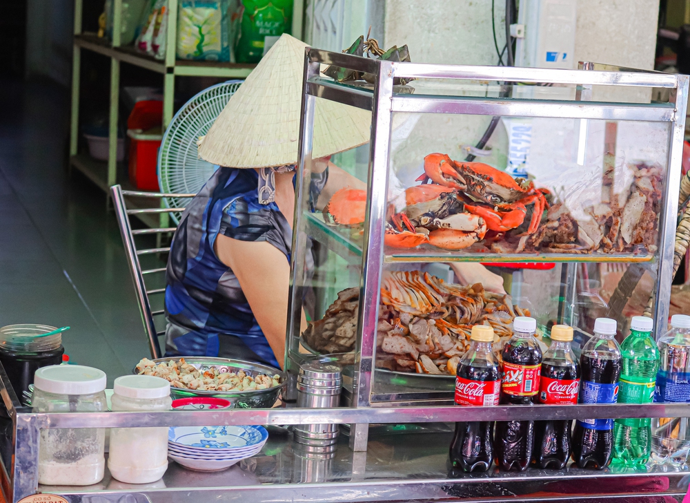Gánh bánh canh hơn 30 năm ở Sài Gòn, có bát lên tới 300 nghìn, khách vẫn khen giá hợp lý - Ảnh 1.