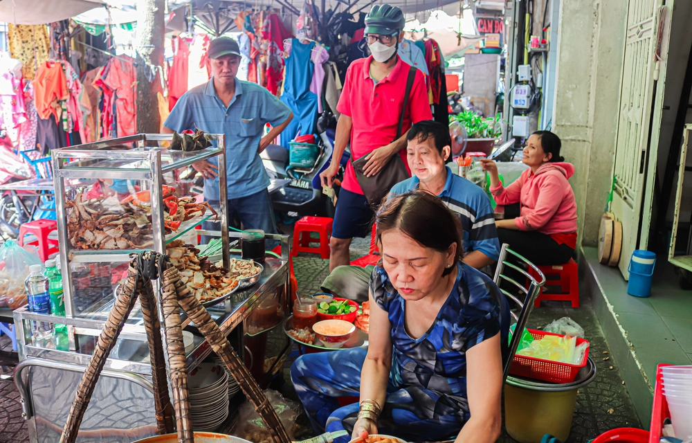 Gánh bánh canh hơn 30 năm ở Sài Gòn, có bát lên tới 300 nghìn, khách vẫn khen giá hợp lý - Ảnh 6.