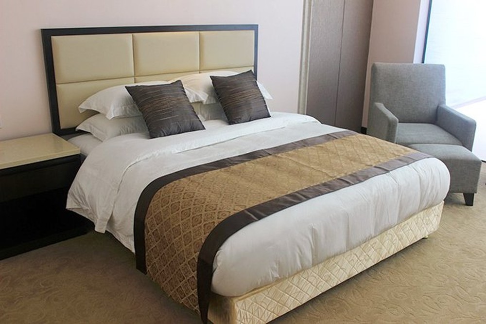 Lợi ích thật sự của vật dụng thường thấy trên giường ở khách sạn: Không chỉ để trang trí - Ảnh 5.