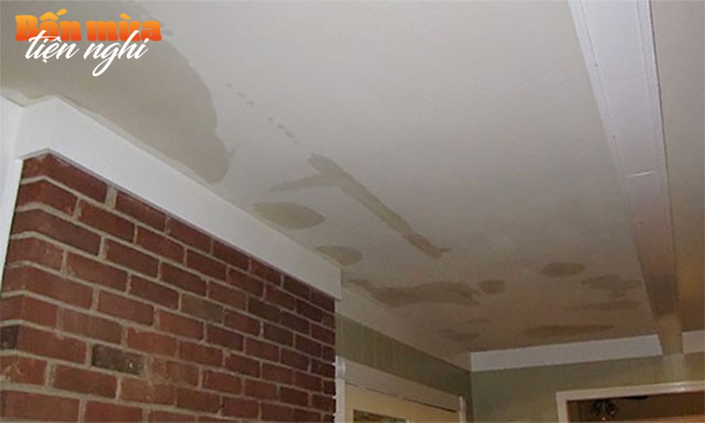 Sau mưa lớn, tường nhà, trần nhà thấm nước dẫn đến bong tróc, nứt vỡ: Xử lý như thế nào? - Ảnh 1.