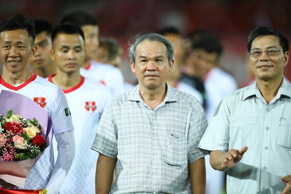 Bầu Đức nói lời gan ruột về Kiatisuk, tin tưởng HAGL còn nguyên cửa đua vô địch V.League - Ảnh 1. Bầu Đức nói lời gan ruột về Kiatisuk, tin tưởng HAGL còn nguyên cửa đua vô địch V.League - Ảnh 1.