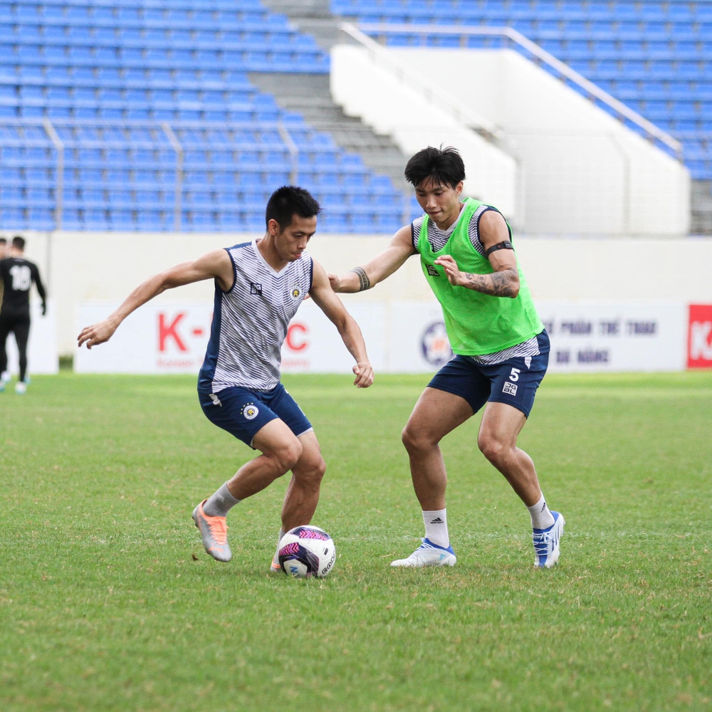 Văn Hậu có nguy cơ vắng mặt hết lượt đi V.League; bầu Hiển tính thay 2 ngoại binh châu Âu? - Ảnh 1.