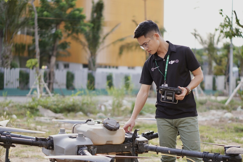 Chàng trai kỹ sư đưa máy bay phun thuốc trừ sâu phủ khắp các cánh đồng Việt Nam - Ảnh 1.