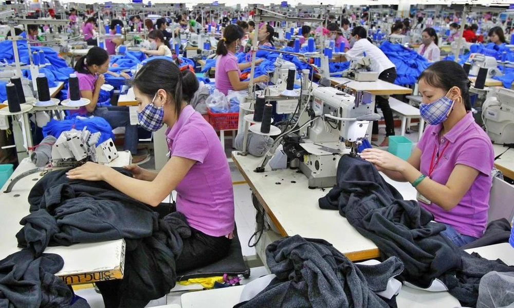 Ngành dệt may: Trung Quốc gặp bất lợi; Việt Nam lại phát triển vượt bậc, lập kỉ lục mới - Ảnh 1. Ngành dệt may: Trung Quốc gặp bất lợi; Việt Nam lại phát triển vượt bậc, lập kỉ lục mới - Ảnh 1.