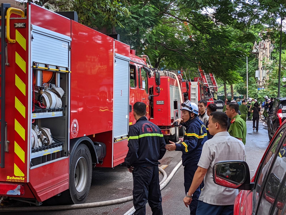 Hà Nội: 3 chiến sĩ cảnh sát PCCC hy sinh khi chữa cháy tại phố Quan Hoa - Ảnh 1.