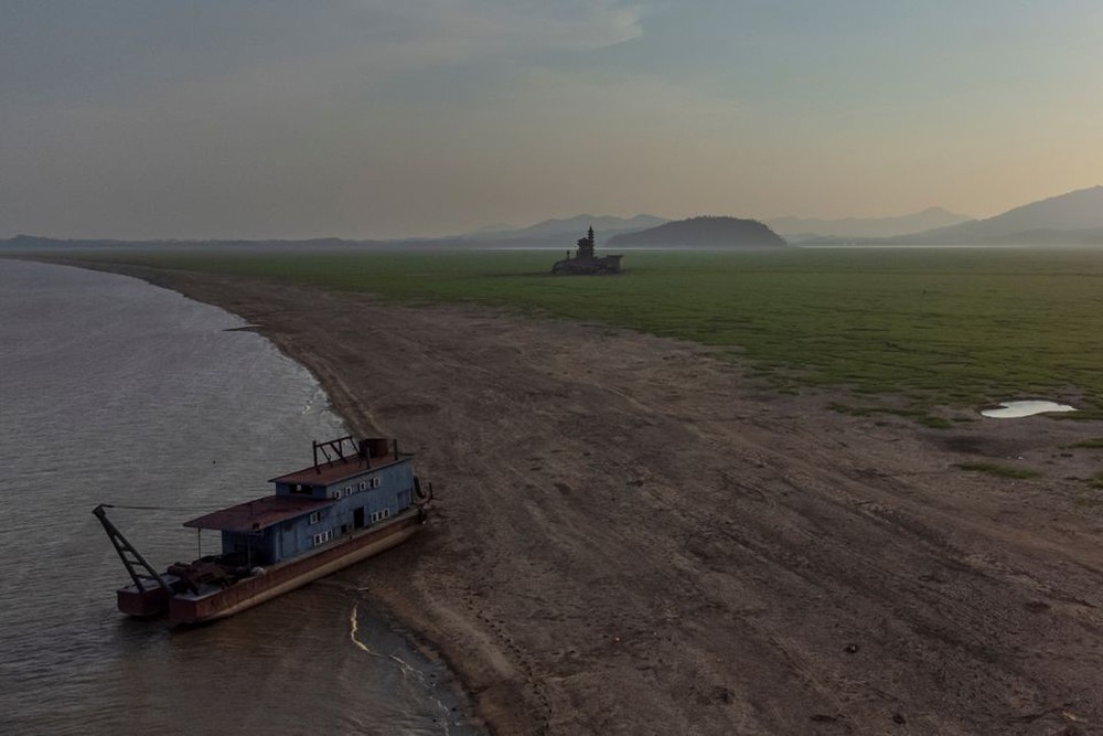 Hạn hán khiến hồ nước ngọt lớn nhất Trung Quốc khô cạn, hòn đảo 1.000 năm lộ ra hoàn toàn - Ảnh 2.