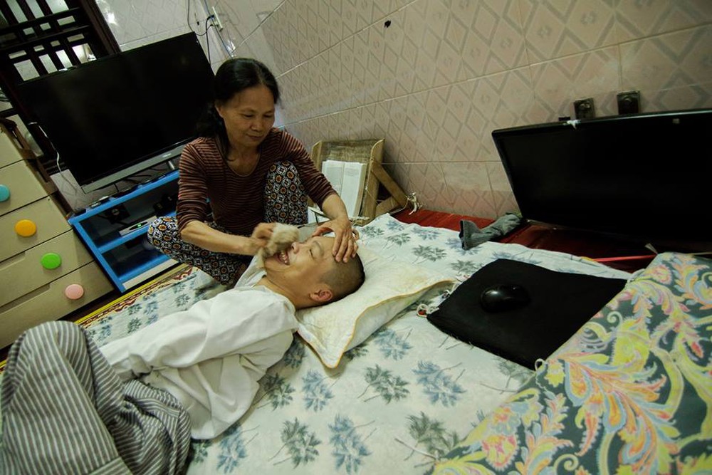 Mẹ già 70 tuổi dùng phương pháp đặc biệt giúp con trai khuyết tật trở thành người hùng - Ảnh 1.
