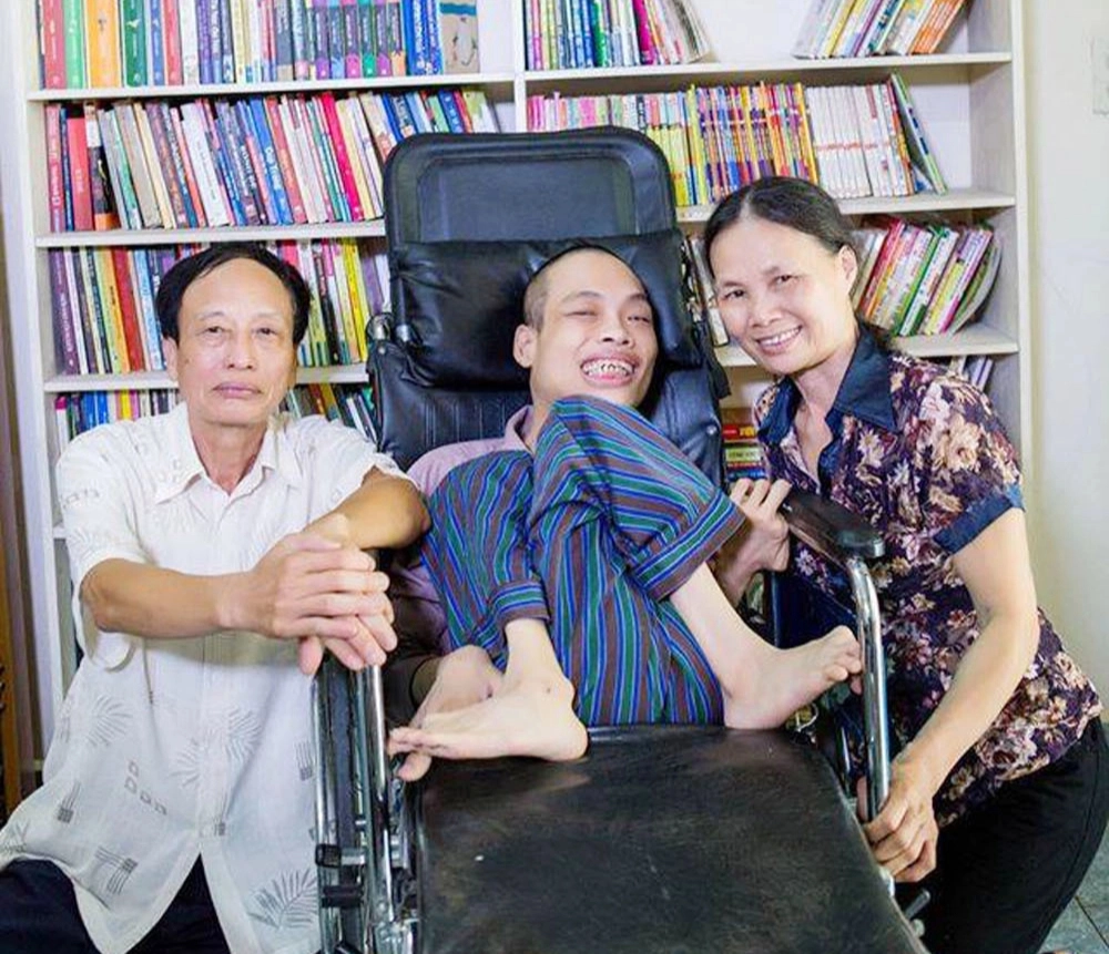 Mẹ già 70 tuổi dùng phương pháp đặc biệt giúp con trai khuyết tật trở thành người hùng - Ảnh 5.