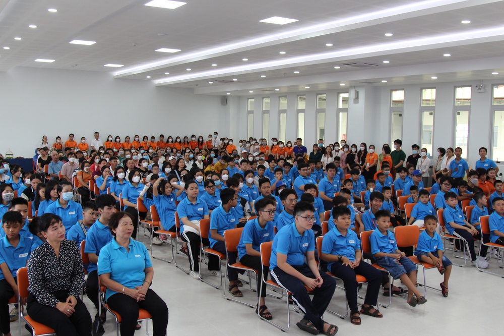 Tập đoàn FPT đón 200 trẻ mồ côi do Covid -19 đến trường Hy Vọng trước thềm năm học mới - Ảnh 1.