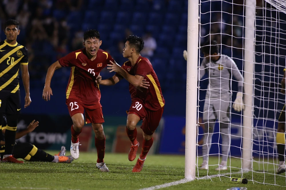 Đoạt vé chung kết nhờ chiến thắng nghẹt thở, U19 Việt Nam vẫn gặp mối lo trước giải châu Á - Ảnh 2.