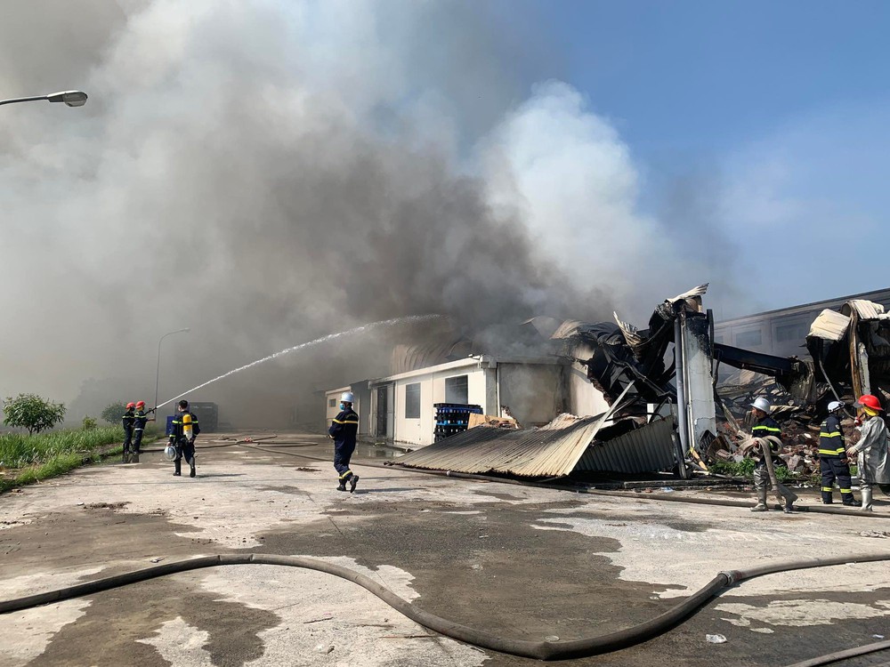 Hà Nội: Cháy lớn tại nhà xưởng trong khu công nghiệp Quang Minh - Ảnh 1.