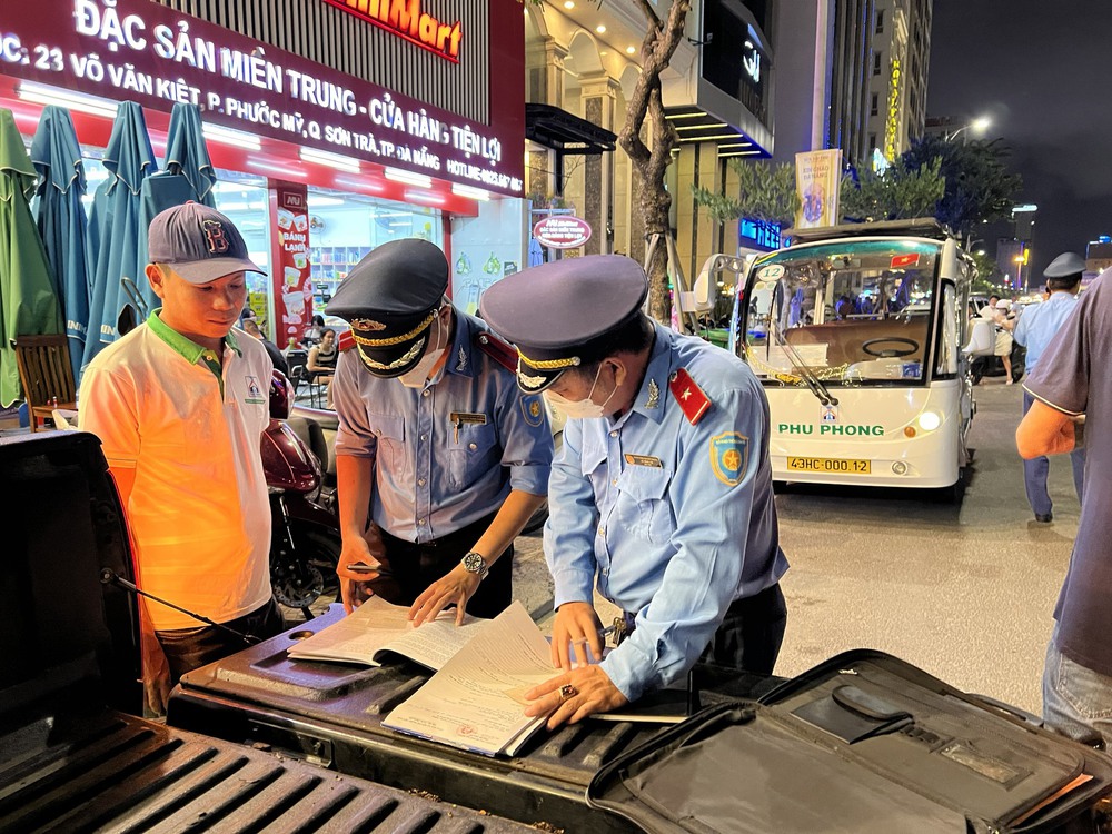 Thanh tra Giao thông Đà Nẵng chấn chỉnh hoạt động của xe điện chở khách - Ảnh 3.