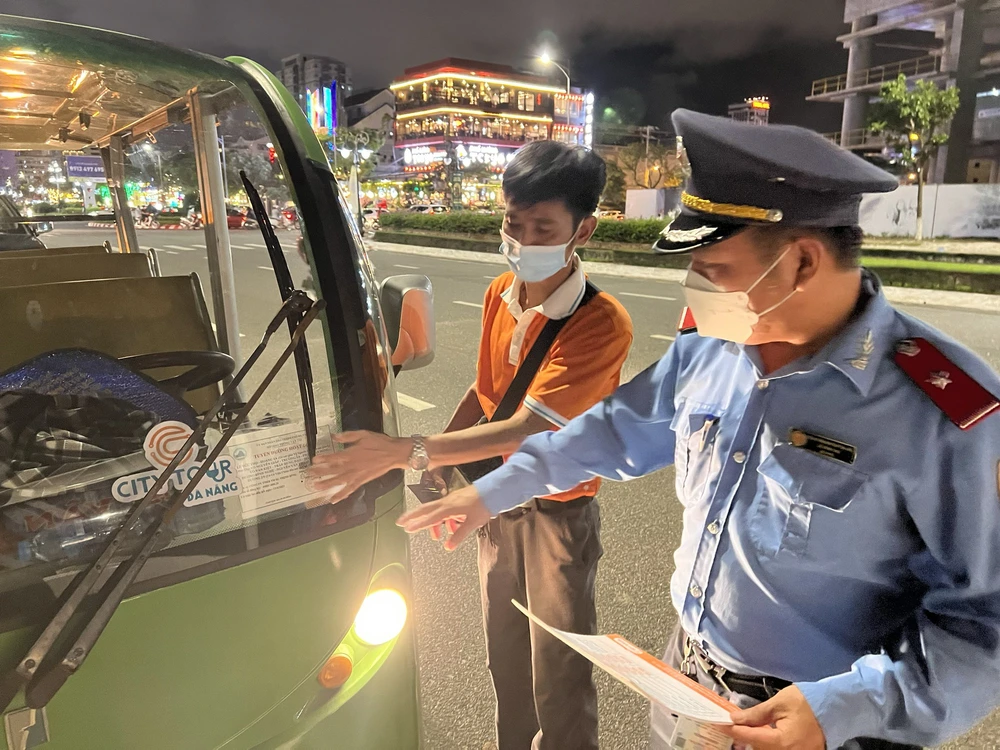 Thanh tra Giao thông Đà Nẵng chấn chỉnh hoạt động của xe điện chở khách - Ảnh 2.