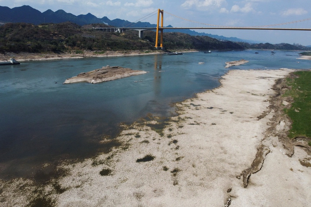 Hạn hán khiến con sông dài thứ 3 thế giới khô cạn: Đến cát dưới lòng sông còn lộ ra - Ảnh 4.