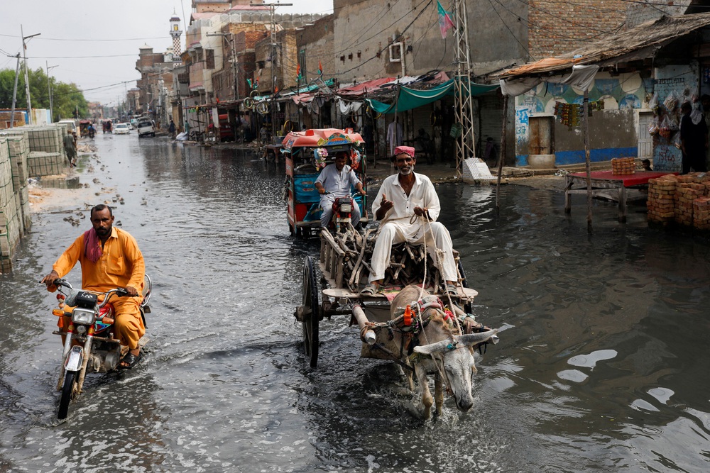Từ lò lửa đến lũ lụt: Thành phố nóng nhất thế giới ở Pakistan hiện đang chìm trong nước - Ảnh 2.