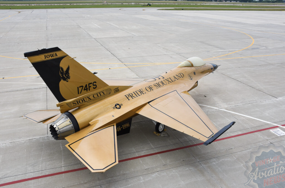 Câu chuyện về chiếc máy bay F-16 xuất hiện với màu sơn khác lạ ở Mỹ - Ảnh 10.