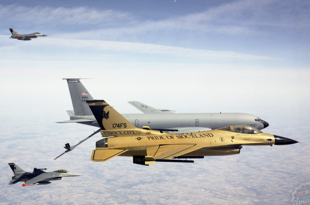 Câu chuyện về chiếc máy bay F-16 xuất hiện với màu sơn khác lạ ở Mỹ - Ảnh 3.