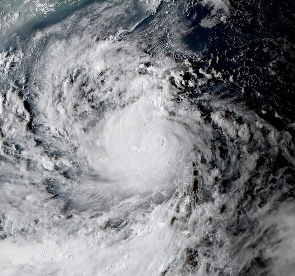 Quét qua Philippines, bão Noru có khả năng mạnh hơn nữa khi vào Biển Đông? - Ảnh 3.