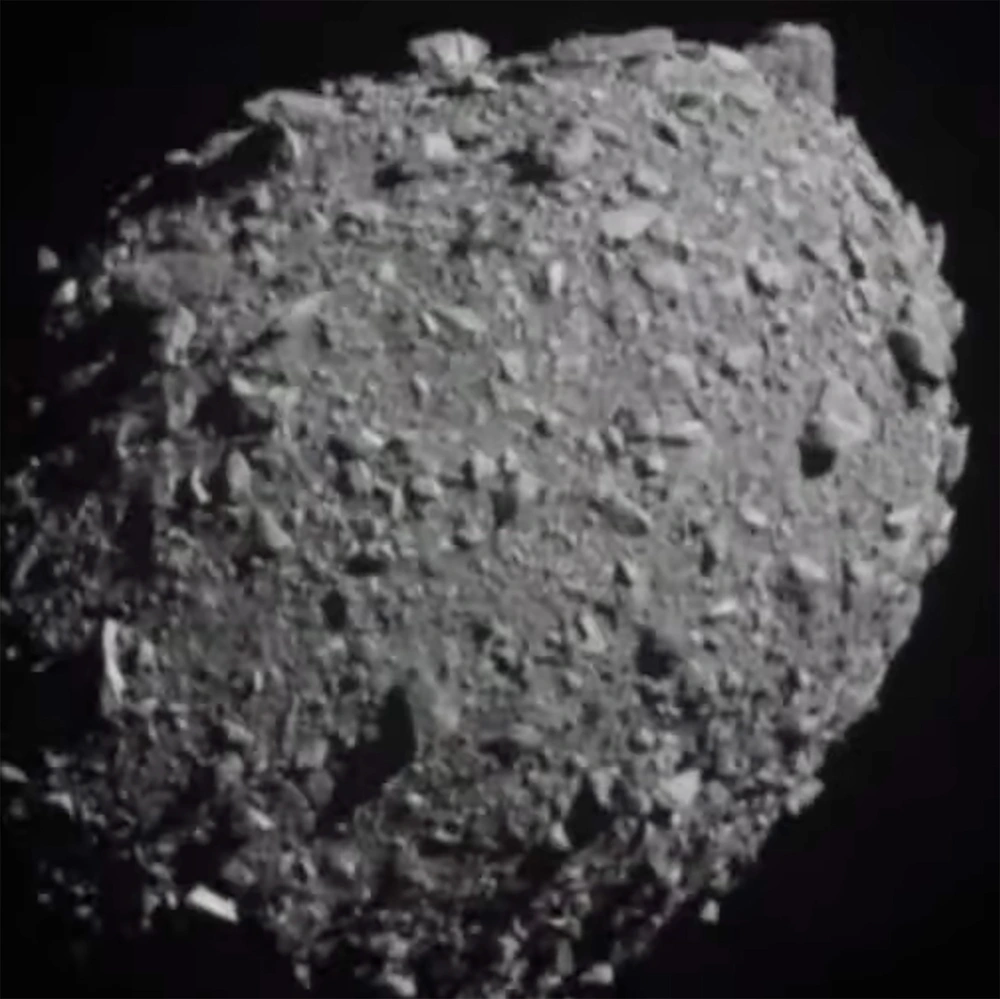Tàu NASA đâm vào tiểu hành tinh: Ngăn chặn tái diễn cú đột kích bất ngờ vào Trái Đất năm 2013 - Ảnh 1.