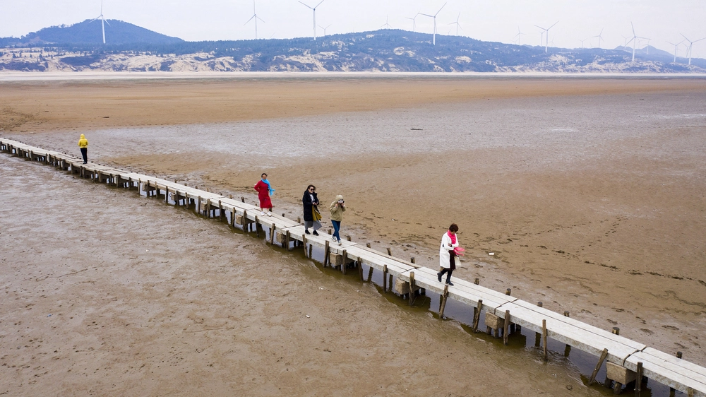 Hồ nước ngọt lớn nhất Trung Quốc khô cạn bất thường khiến cây cầu 400 năm lộ ra hoàn toàn - Ảnh 1.