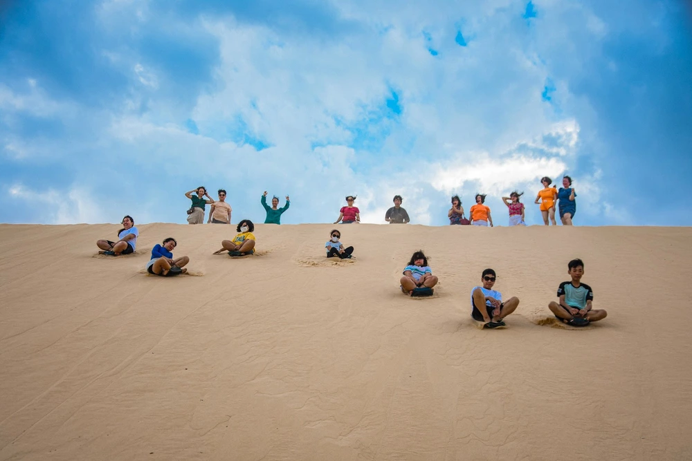 Phát hiện “tiểu sa mạc ở Việt Nam”, cảnh sắc thay đổi liên tục trong ngày khiến du khách trầm trồ - Ảnh 4.