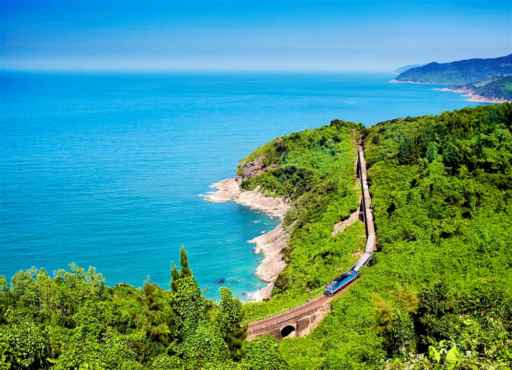 Có gì trên chuyến tàu giá vé chỉ dưới 200.000 đồng, nhưng được mệnh danh là cung đường sắt đẹp nhất Việt Nam? - Ảnh 3.
