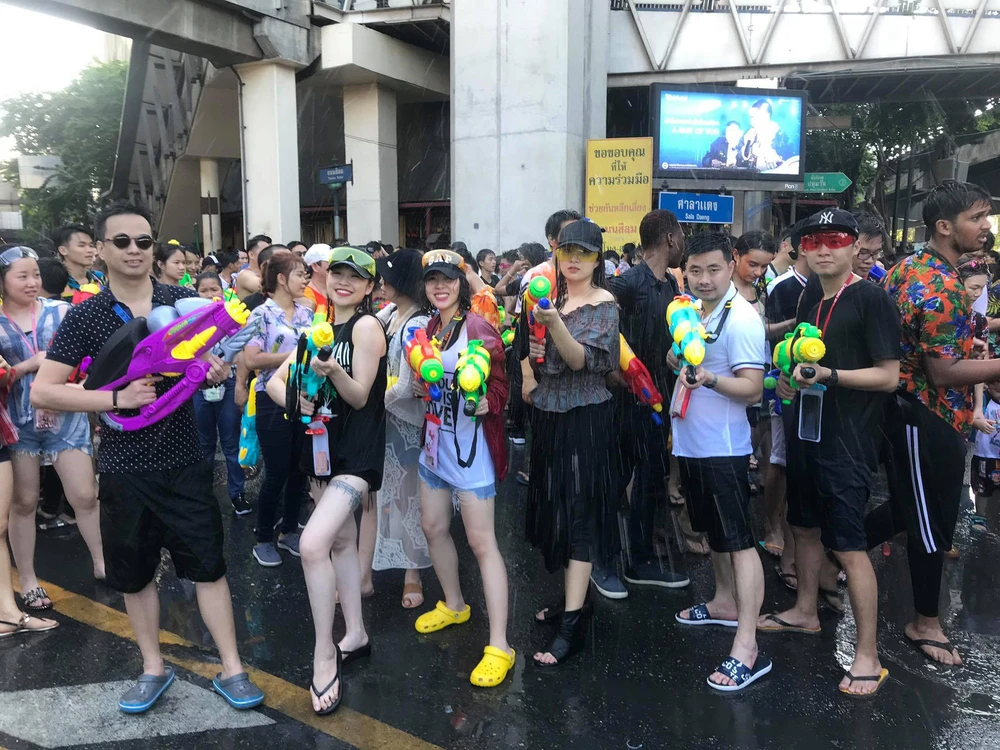 Nước láng giềng Việt Nam nhưng lại đón năm mới giữa tháng 4: Có gì mà lại thu hút đông du khách đến thế? - Ảnh 4. Nước láng giềng Việt Nam nhưng lại đón năm mới giữa tháng 4: Có gì mà lại thu hút đông du khách đến thế? - Ảnh 4.