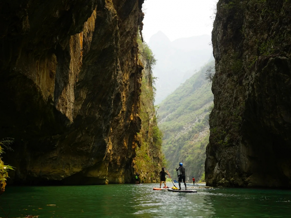 Phát hiện hẻm đá hoang sơ trên sông Nho Quế, Hà Giang đẹp như phim Hollywood - Ảnh 2.