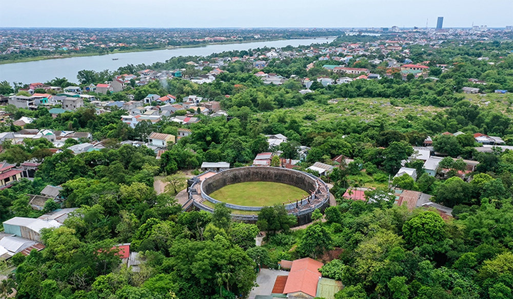 Khách Tây tò mò đi tìm “hình tròn kỳ lạ” trên bản đồ Huế: Cũng thuộc quần thể di tích nhưng ít ai biết - Ảnh 2.