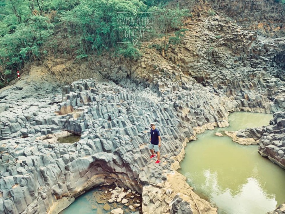 Phát hiện bãi đá cổ triệu năm khi xây thủy điện ở Gia Lai, cư dân mạng xôn xao trước địa điểm check-in độc lạ - Ảnh 1.