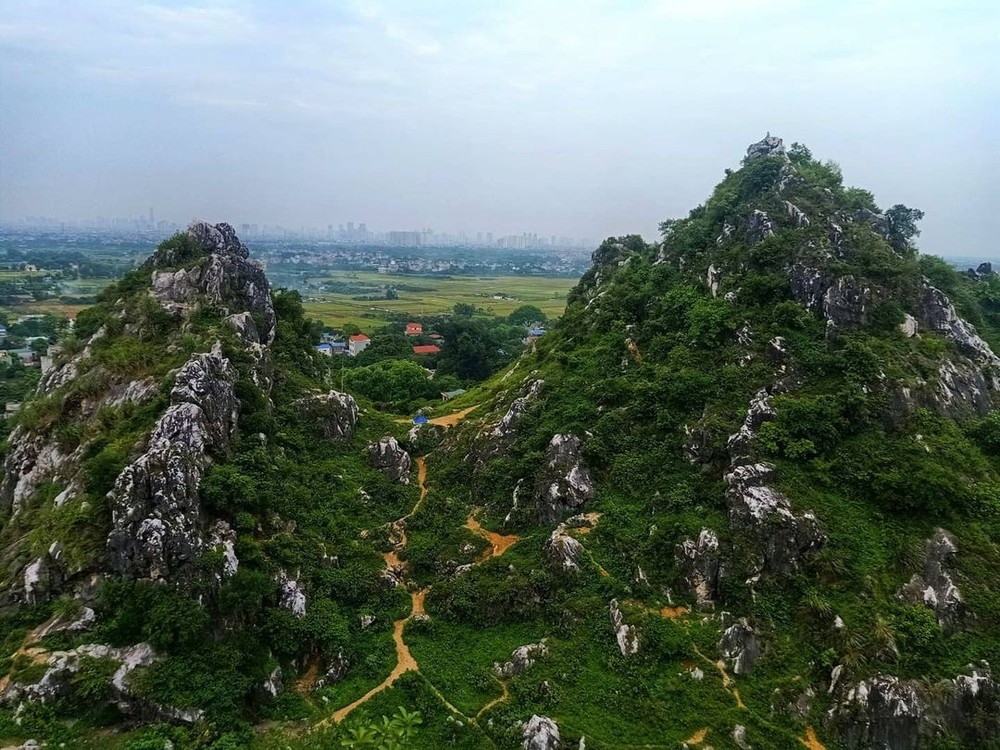 Phát hiện một “Hà Giang thu nhỏ” ngay gần Hà Nội: Các tín đồ leo núi nhất định không nên bỏ qua - Ảnh 1.