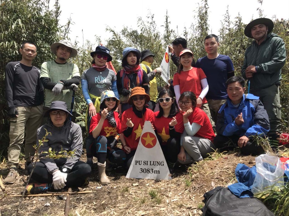 Chinh phục “nóc nhà biên giới” của Việt Nam ngay miền Bắc, gặp gỡ cặp vợ chồng “người rừng” sống trên núi gần 20 năm - Ảnh 9.