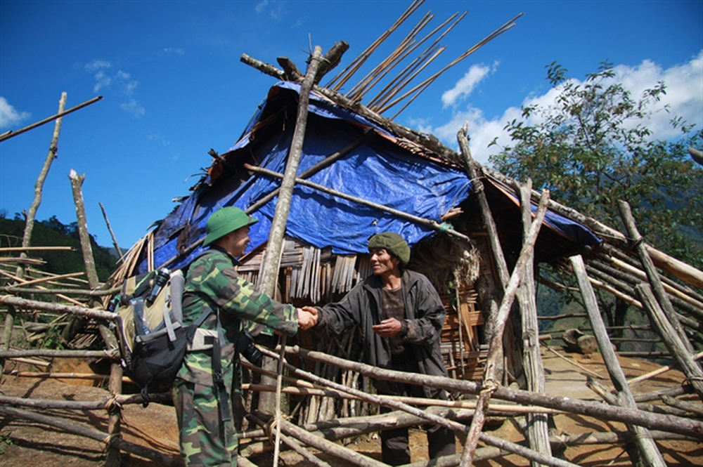 Chinh phục “nóc nhà biên giới” của Việt Nam ngay miền Bắc, gặp gỡ cặp vợ chồng “người rừng” sống trên núi gần 20 năm - Ảnh 7.