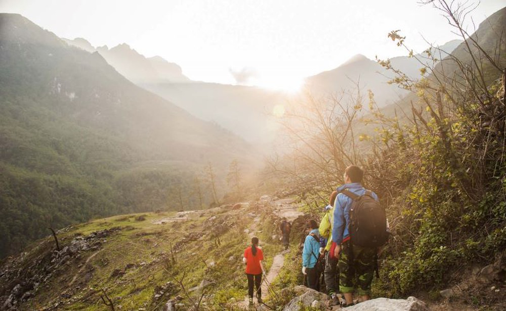 Chinh phục “nóc nhà biên giới” của Việt Nam ngay miền Bắc, gặp gỡ cặp vợ chồng “người rừng” sống trên núi gần 20 năm - Ảnh 3.